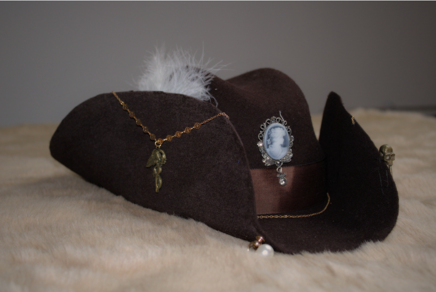 Chapeau Coup-de-poing marron style pirate.