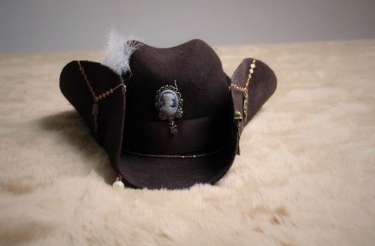 Chapeau Coup-de-poing marron style pirate.